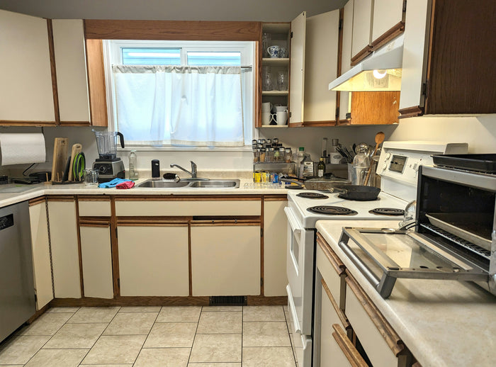Handleless doors and drawer fronts, existing cabinets kept — before