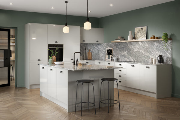 Ora Supergloss Light Grey handleless kitchen doors in a fitted kitchen
